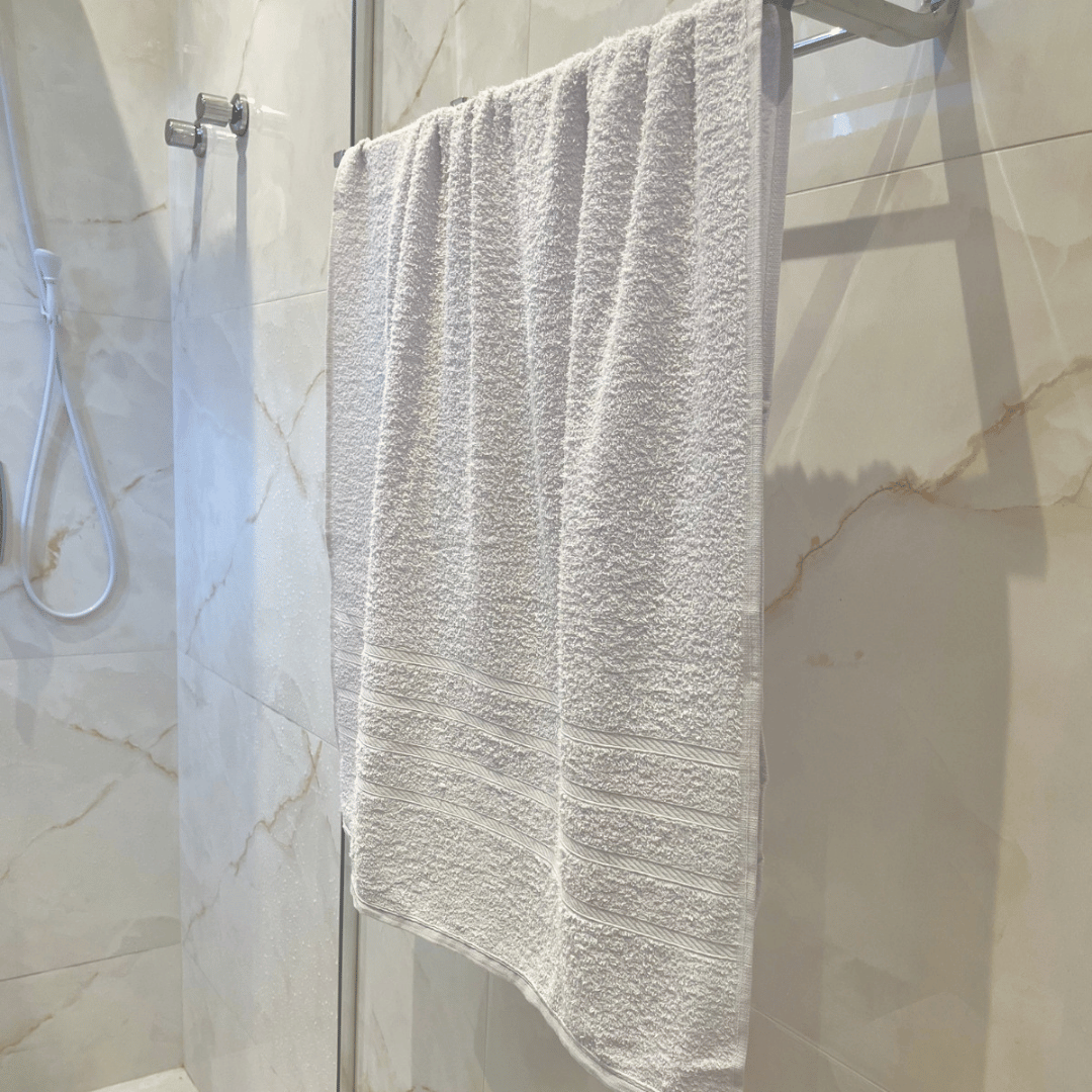 toalha de banho hotel dubai branca barata felpuda macia grossa grande alta absoro